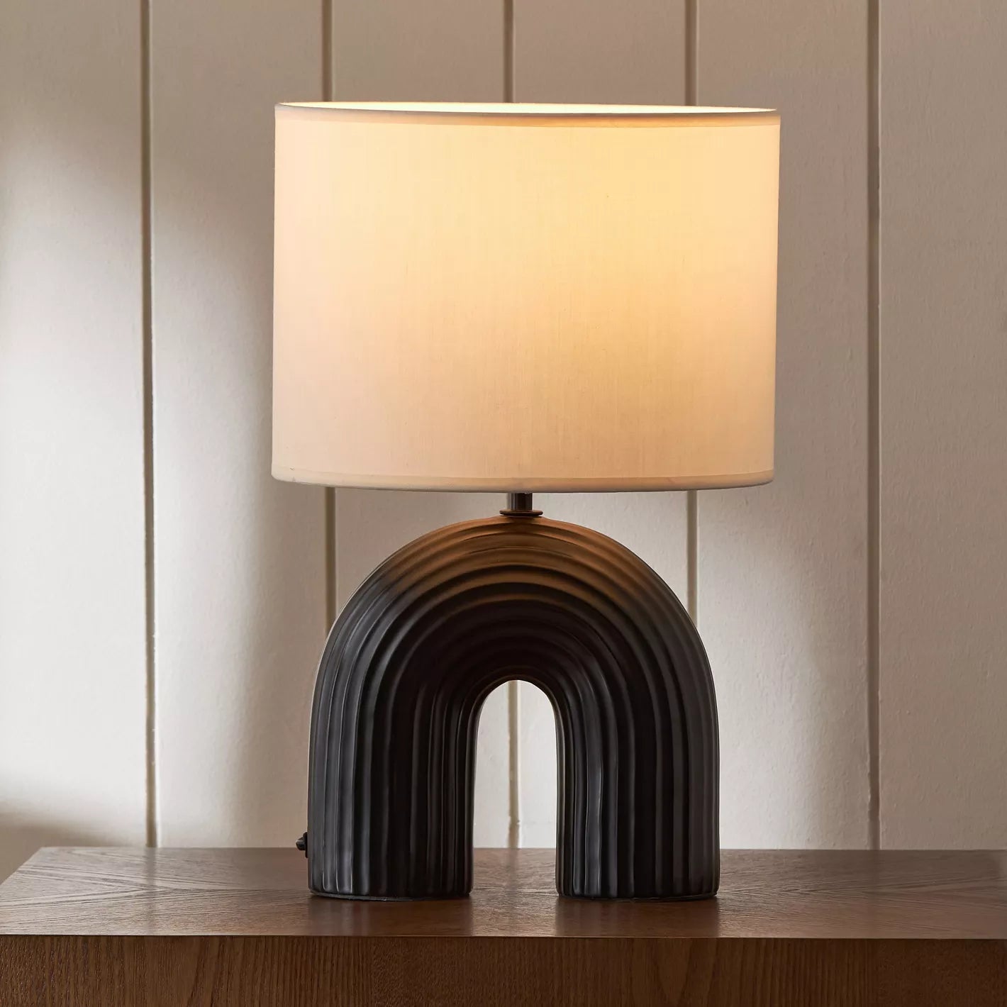 Modern Black Arch Ceramic Table Lamp with Ribbed Detail and Off-White Shade - 42 cm