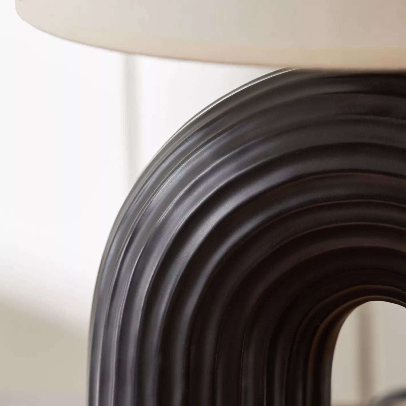Modern Black Arch Ceramic Table Lamp with Ribbed Detail and Off-White Shade - 42 cm