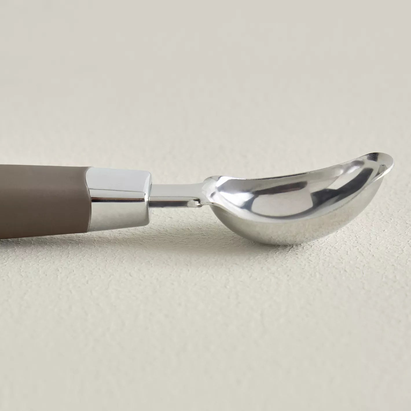 Premium Stainless Steel Ice Cream Scoop with Ergonomic Brown Handle