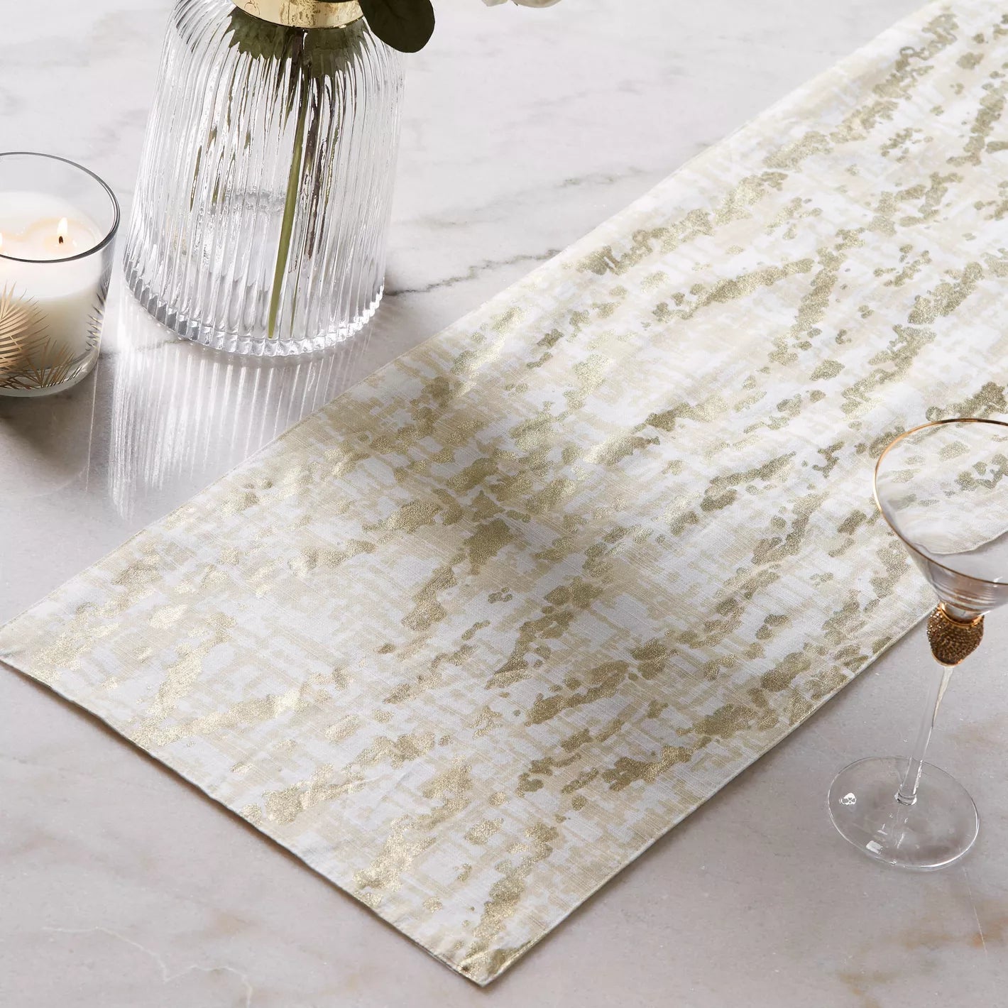 Opulent Gold & White Abstract Table Runner – Luxurious Metallic Weave for Modern Tables