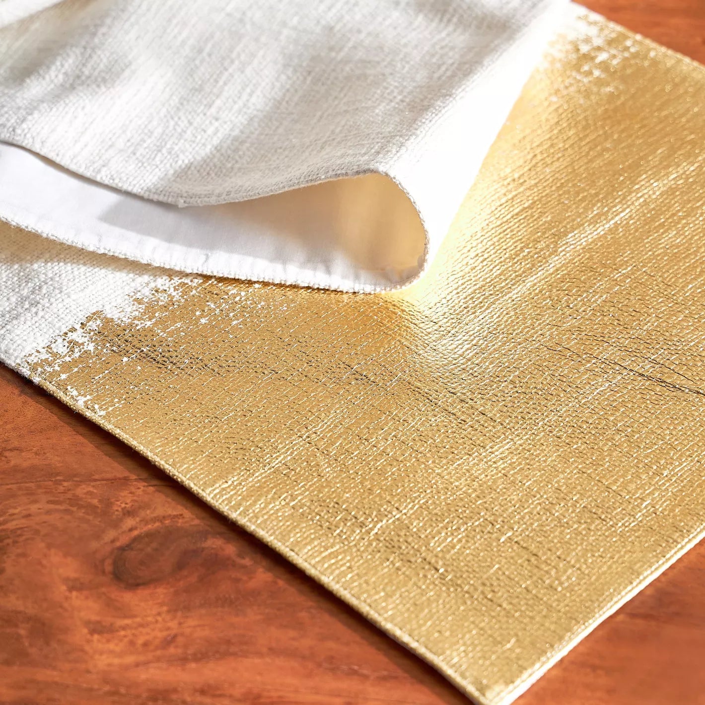 Luxe Gold & White Textured Table Runner – Elegant Metallic Stripe for Modern Tables