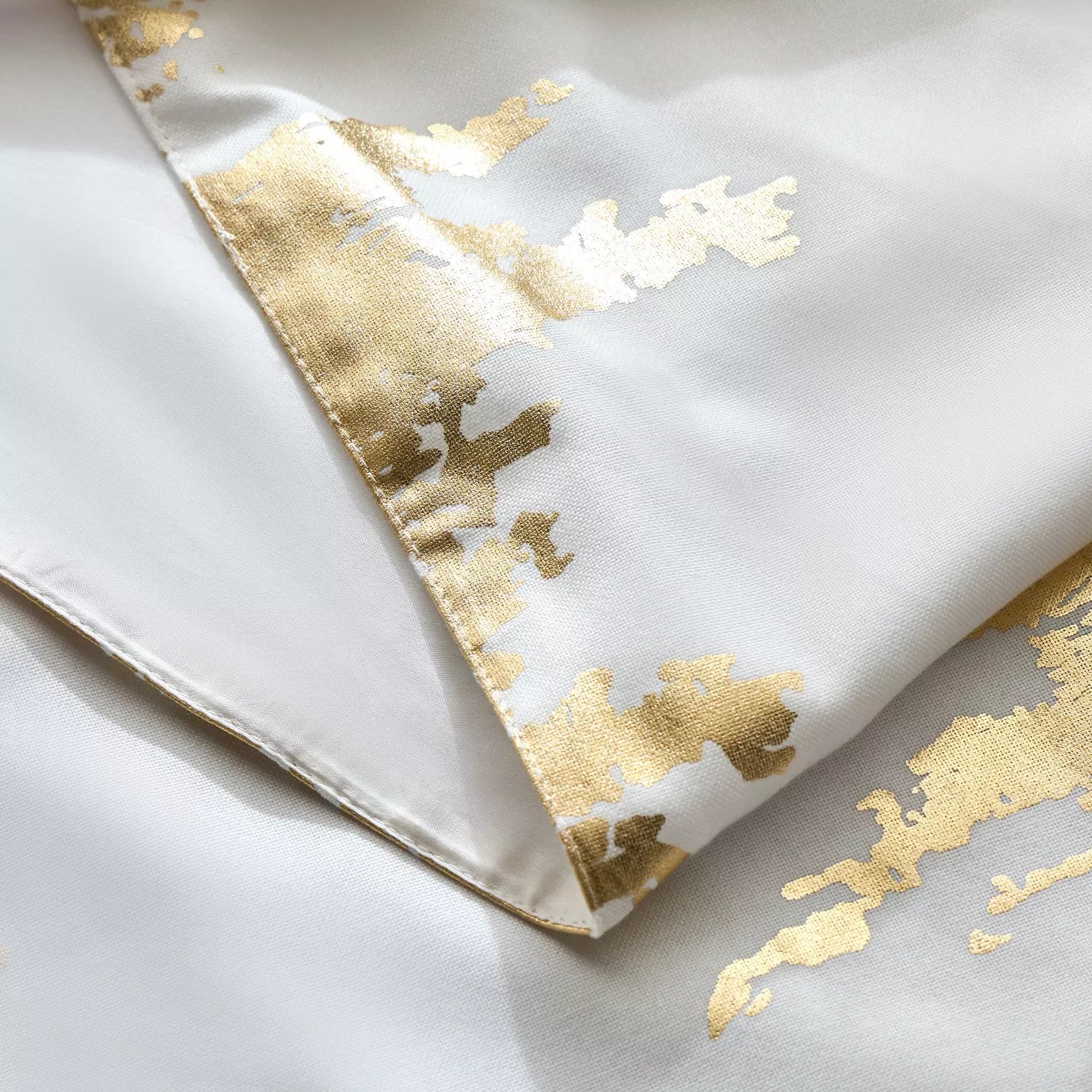 Modern Art Gold & White Table Runner – Abstract Metallic Design for Contemporary Dining