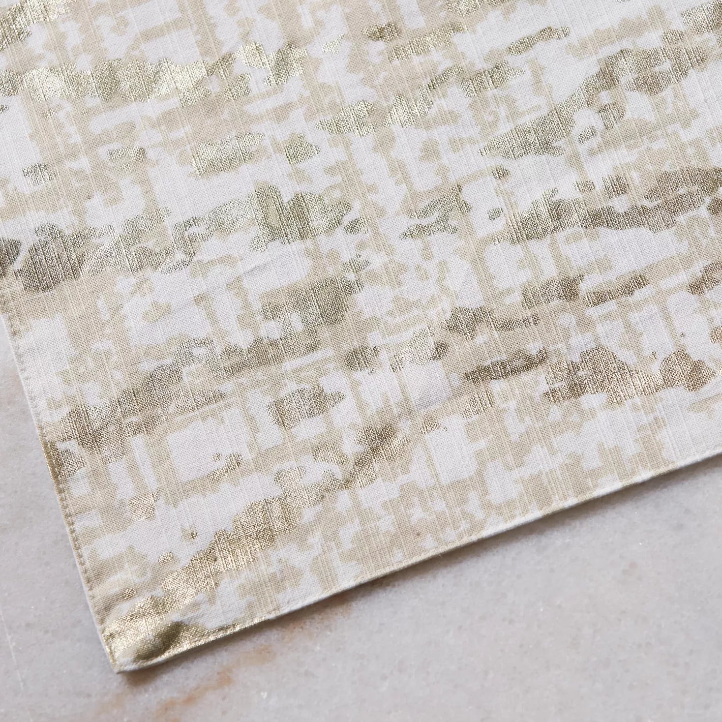 Opulent Gold & White Abstract Table Runner – Luxurious Metallic Weave for Modern Tables
