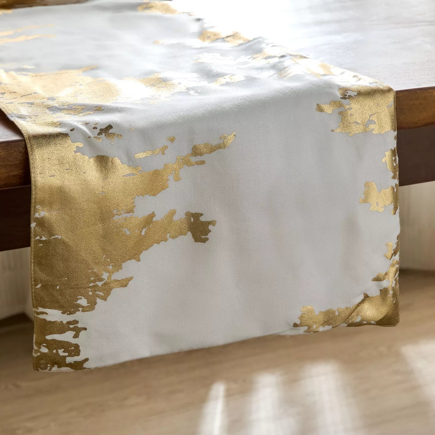 Modern Art Gold & White Table Runner – Abstract Metallic Design for Contemporary Dining