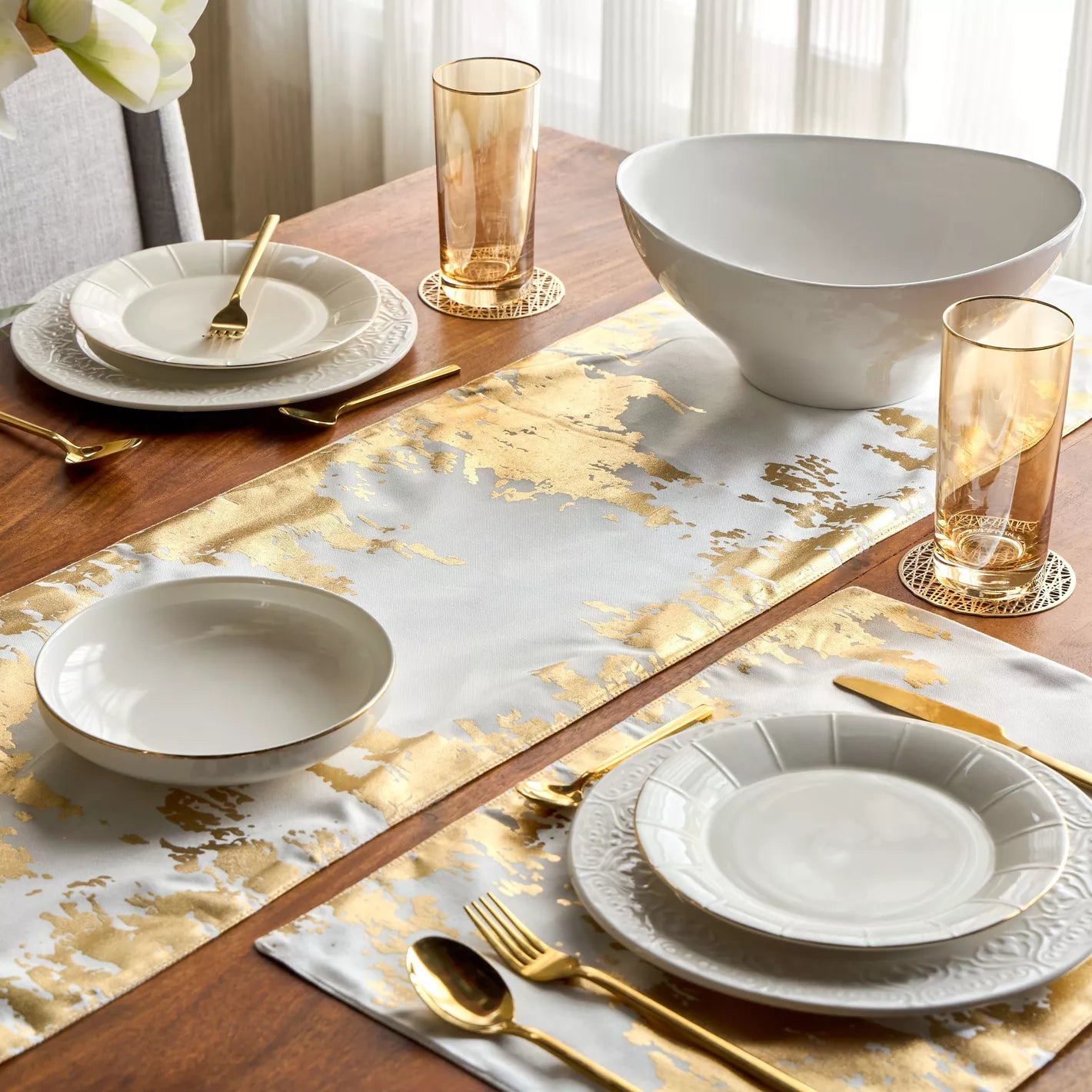 Modern Art Gold & White Table Runner – Abstract Metallic Design for Contemporary Dining