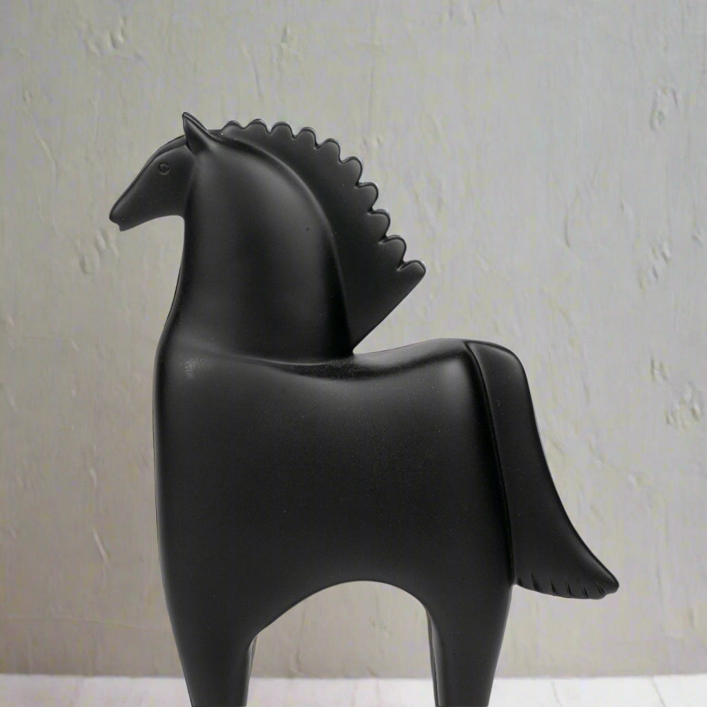 Midnight Stallion Sculpture: Bold Elegance