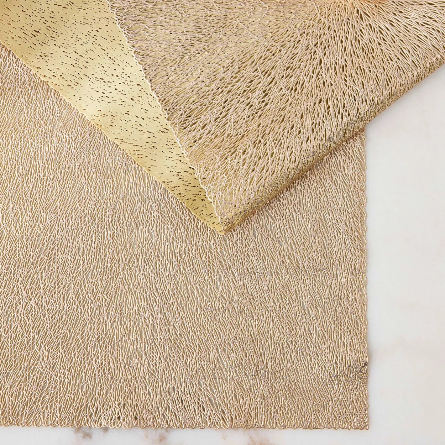 Luxurious Gold Textured Table Runner – Elegant Metallic Weave for Modern Dining