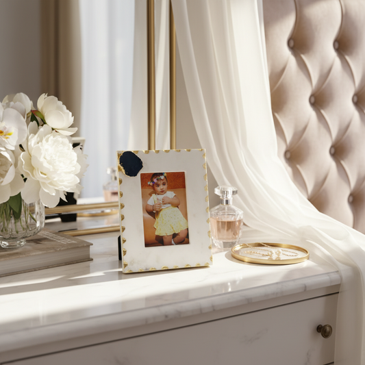 Chic Gold-Edge Marble Look Photo Frame – Modern Scalloped Frame with Bold Black Accent